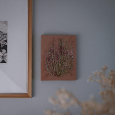 Brunt Keramikrelief med Rosa Blomster