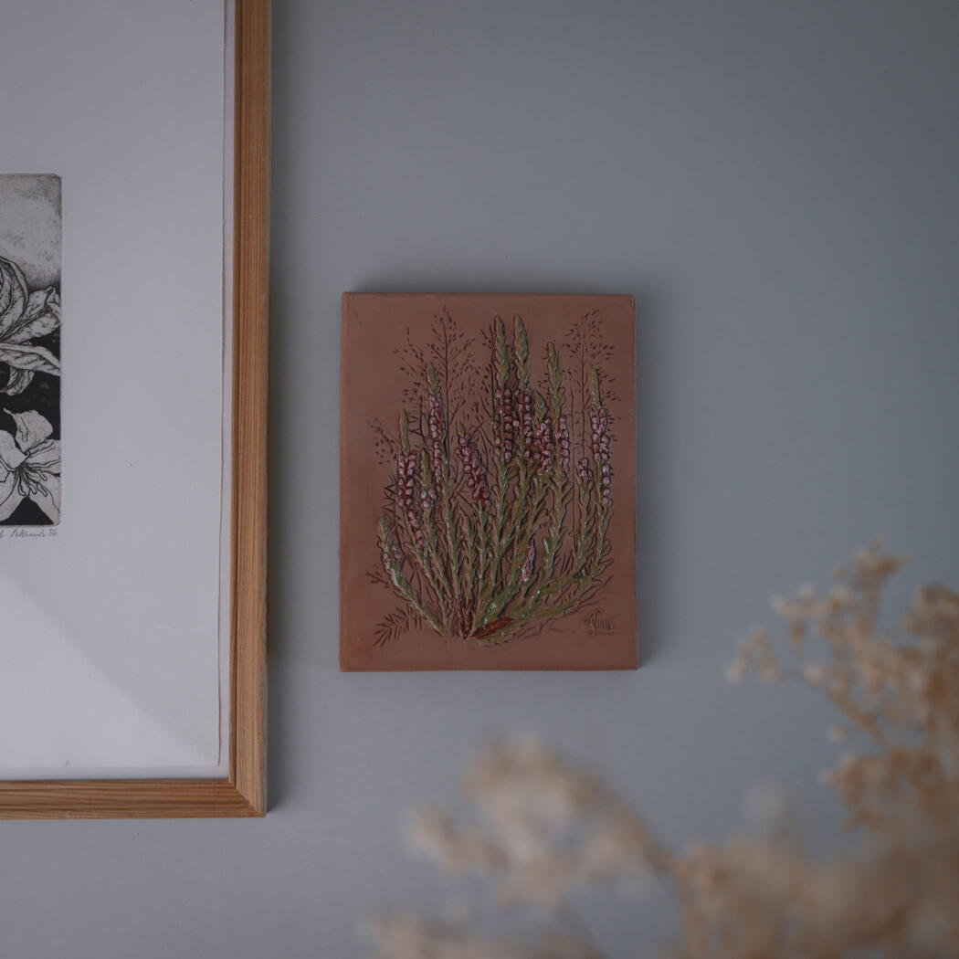 Brunt Keramikrelief med Rosa Blomster