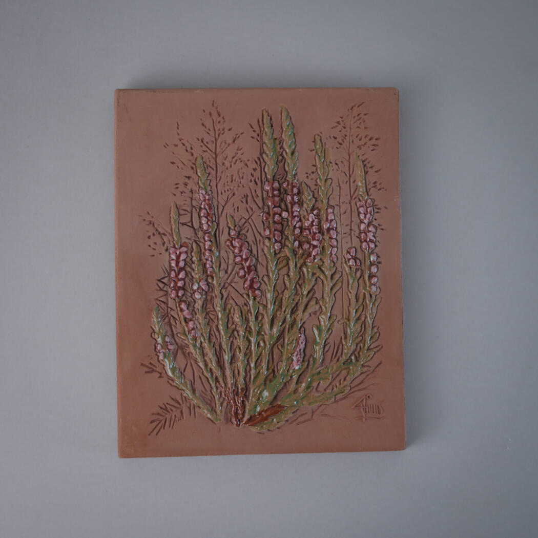 Brunt Keramikrelief med Rosa Blomster 1
