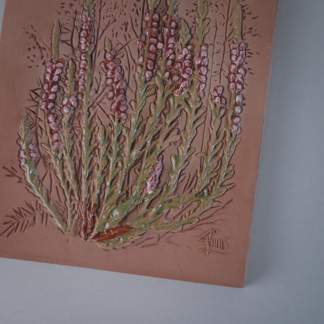 Brunt Keramikrelief med Rosa Blomster 4
