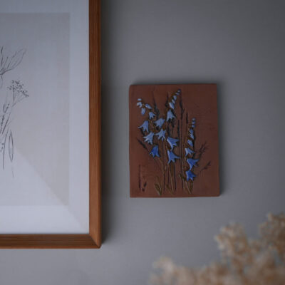Brunt Relief med Blå Klokkeblomster