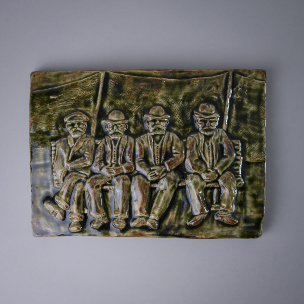 Grønt Relief af 4 Ældre Mænd 1