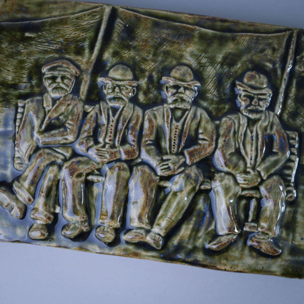 Grønt Relief af 4 Ældre Mænd 5
