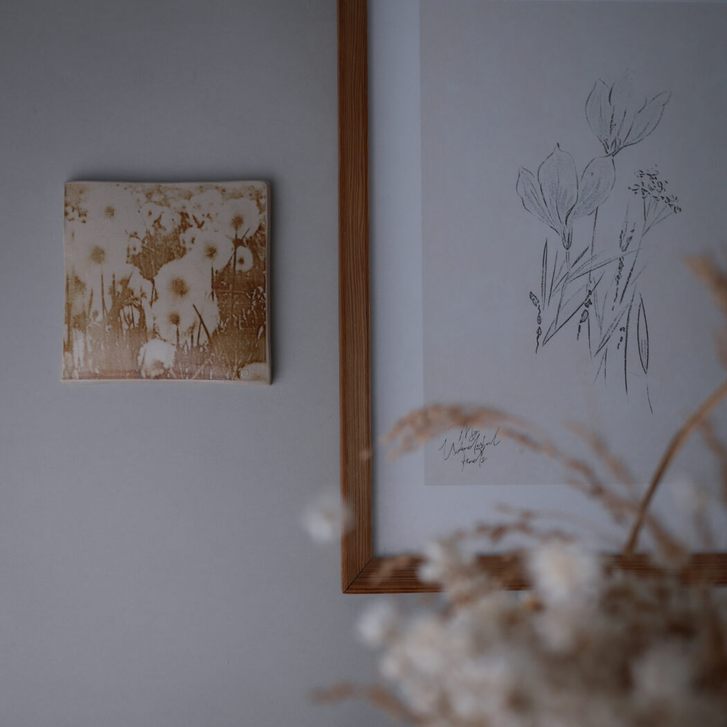 Lille Beige Relief med Blomster