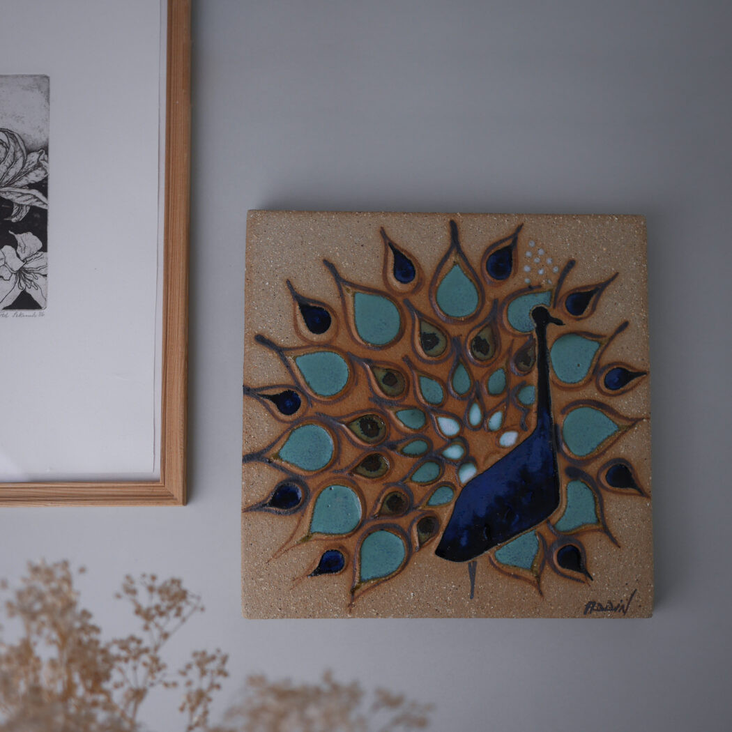 Stort Beige Relief med Påfugl