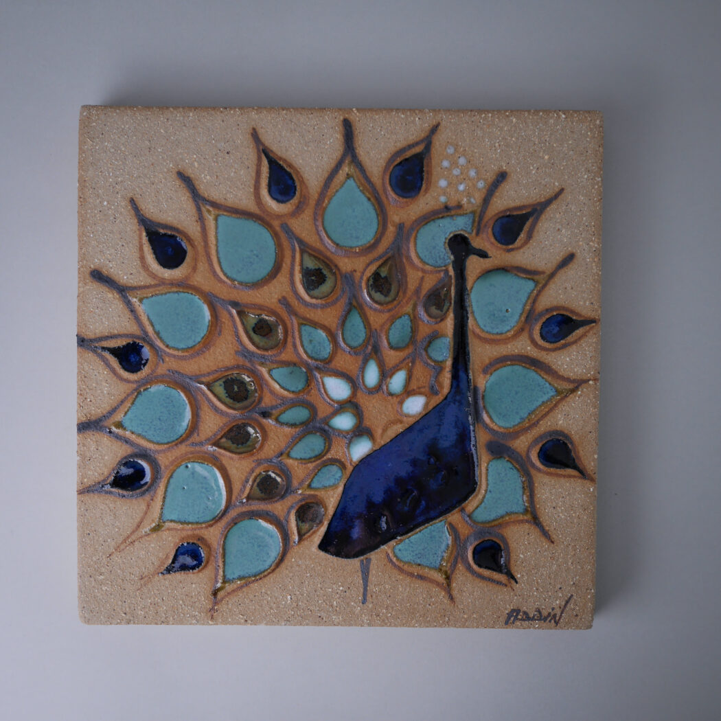 Stort Beige Relief med Påfugl 1