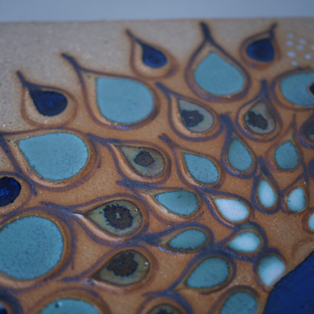 Stort Beige Relief med Påfugl 4