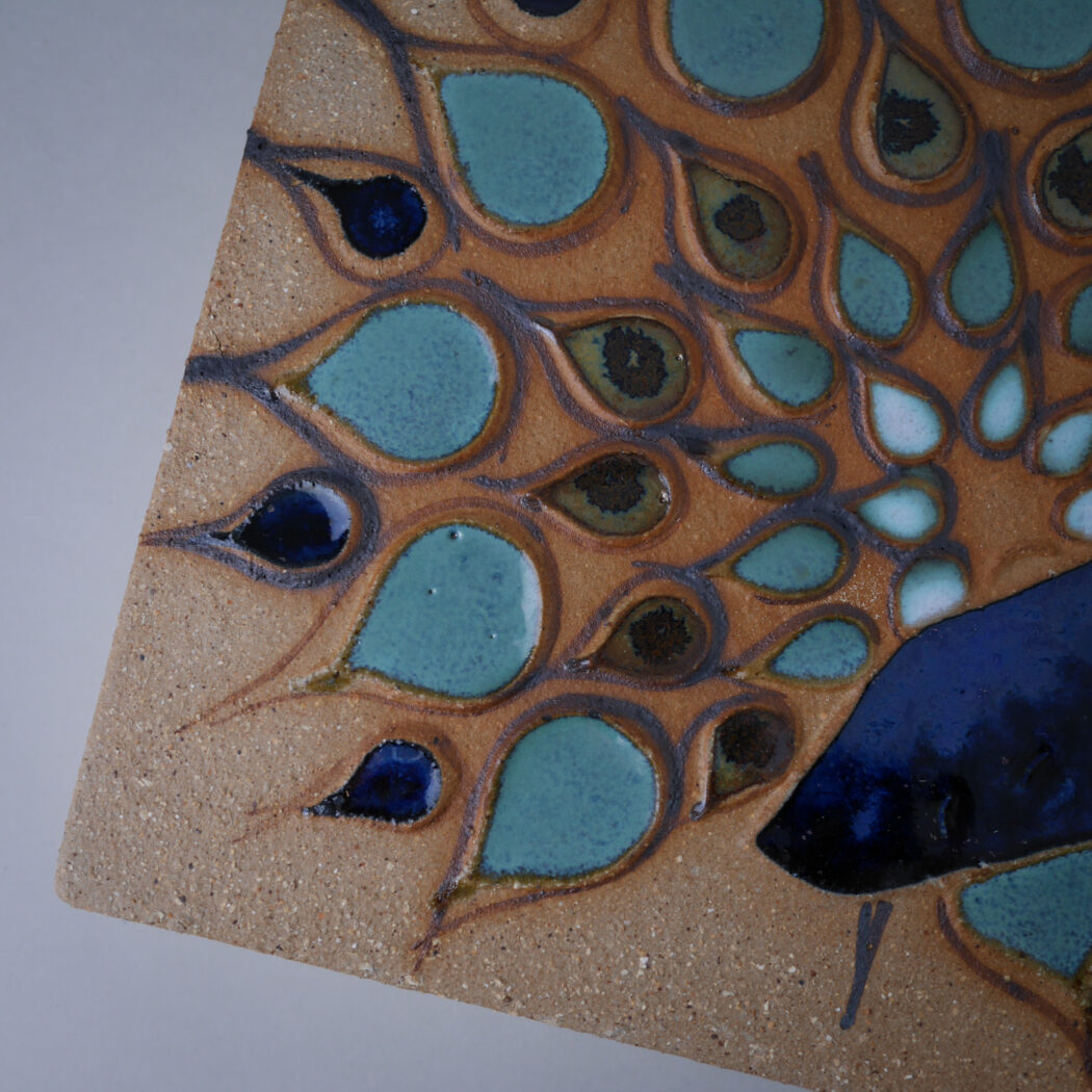 Stort Beige Relief med Påfugl 5