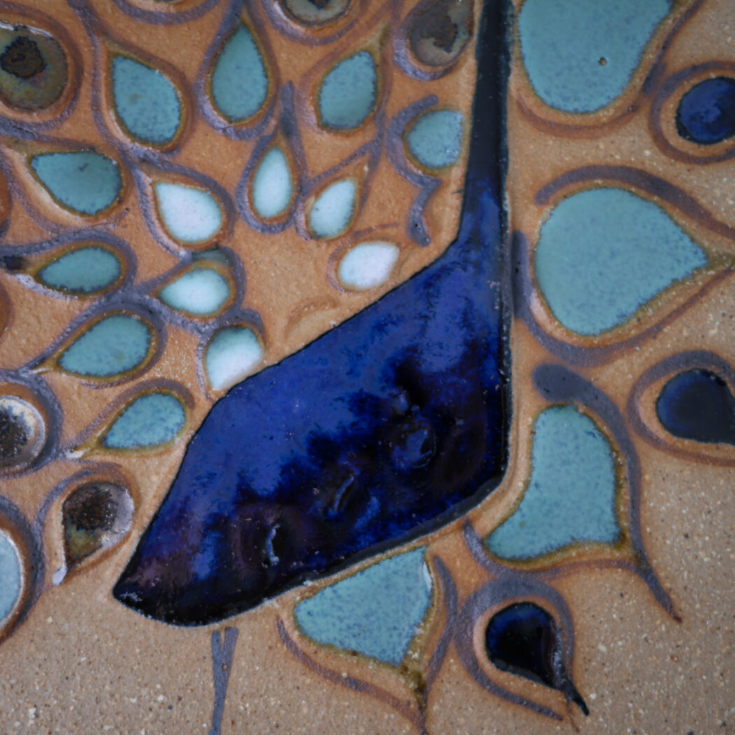 Stort Beige Relief med Påfugl 6