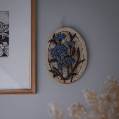 Beige Relief med Blå Blomster