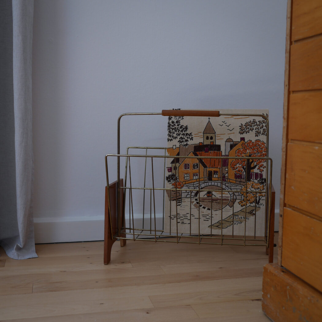 Avisholder i Træ & Messing