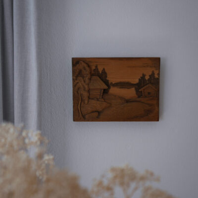 Udskåret Relief i Træ med Huse 1