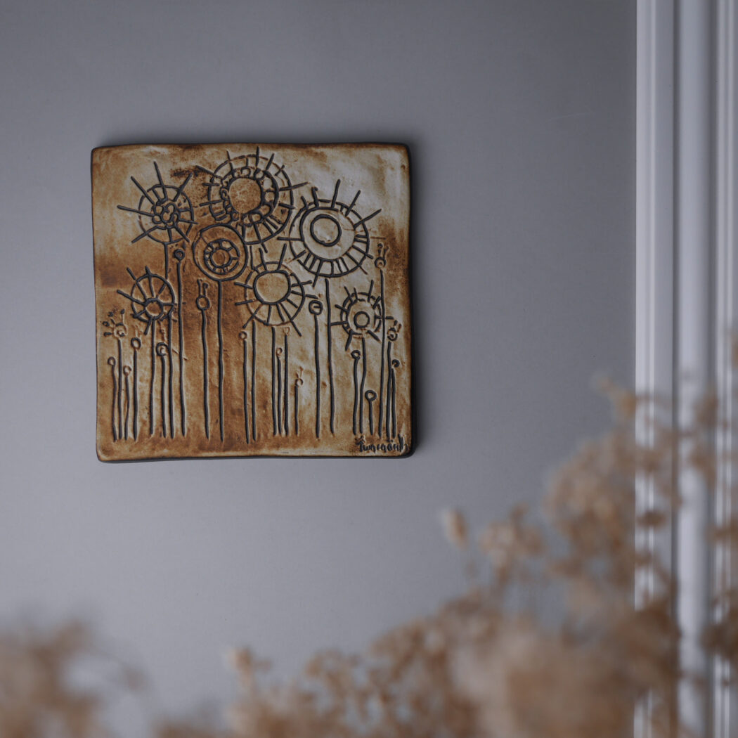 Beige Relief med Abstrakte Blomster