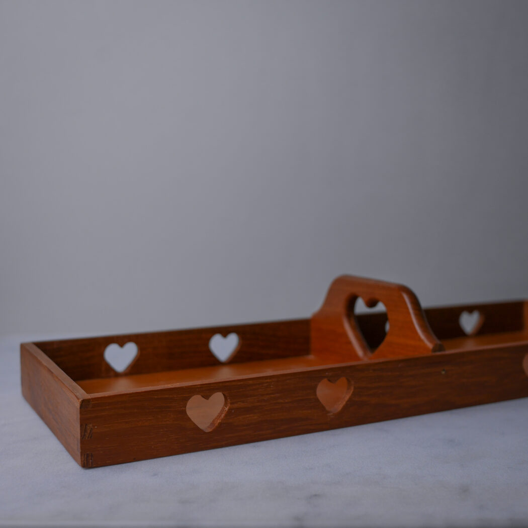 Træbakke med Udskårede Hjerter