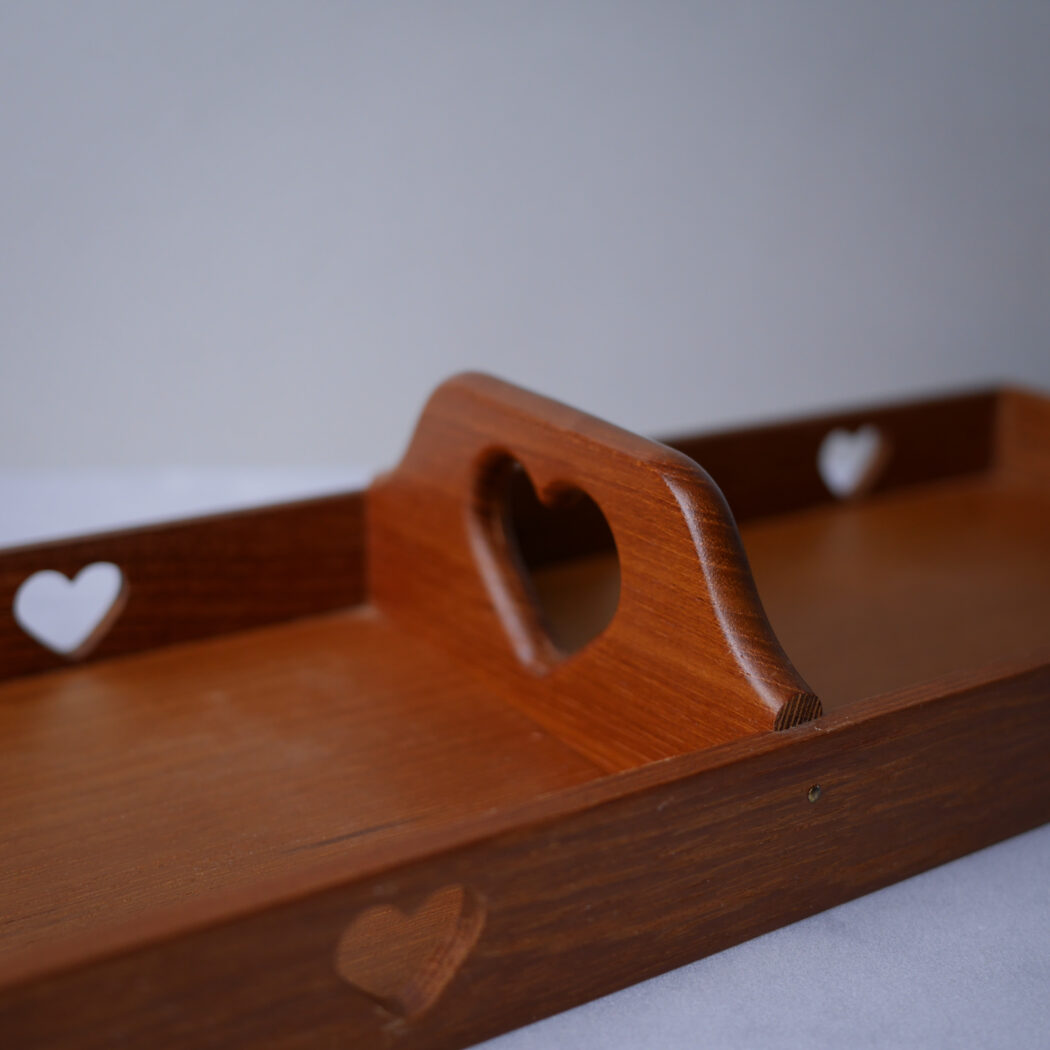 Træbakke med Udskårede Hjerter 1