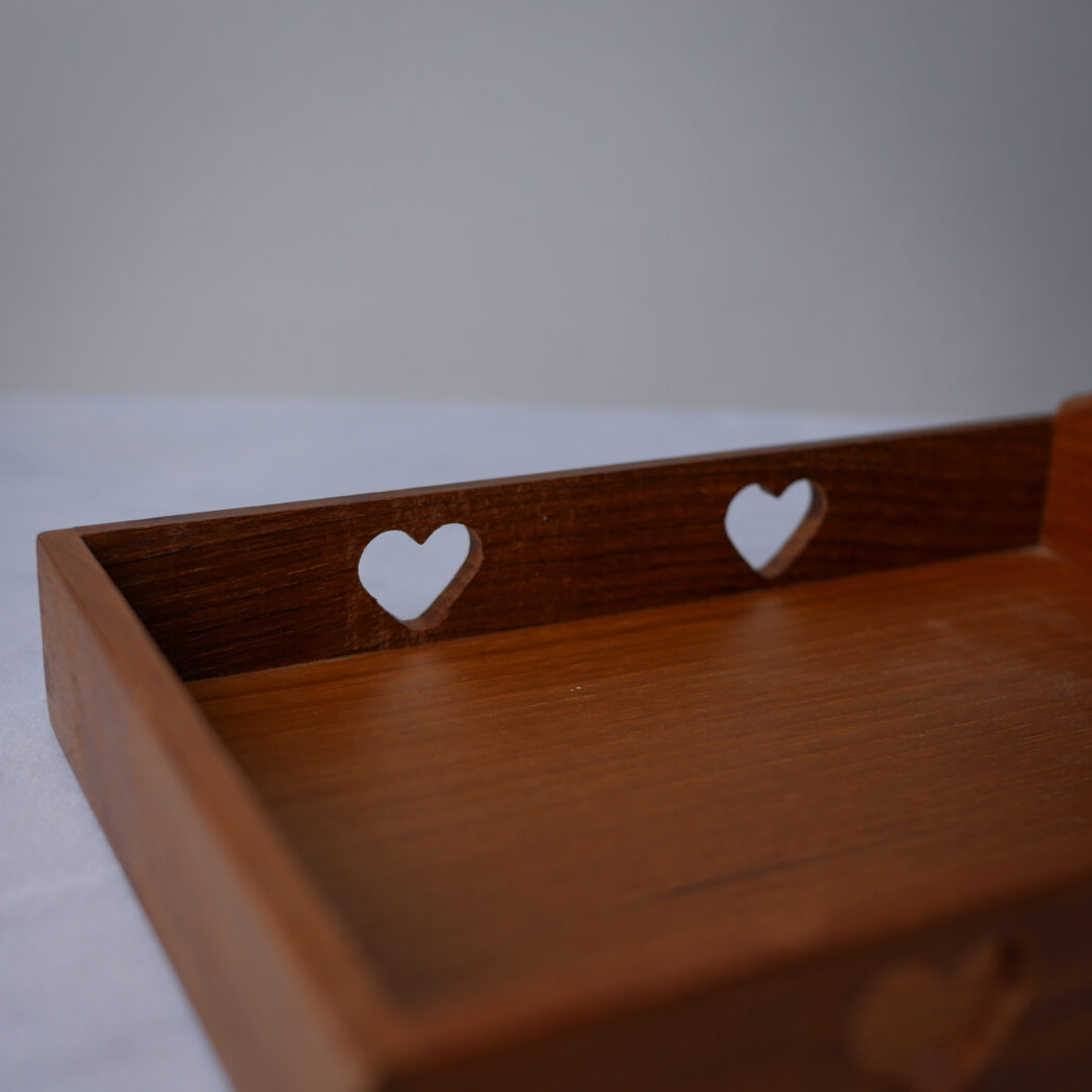 Træbakke med Udskårede Hjerter 2