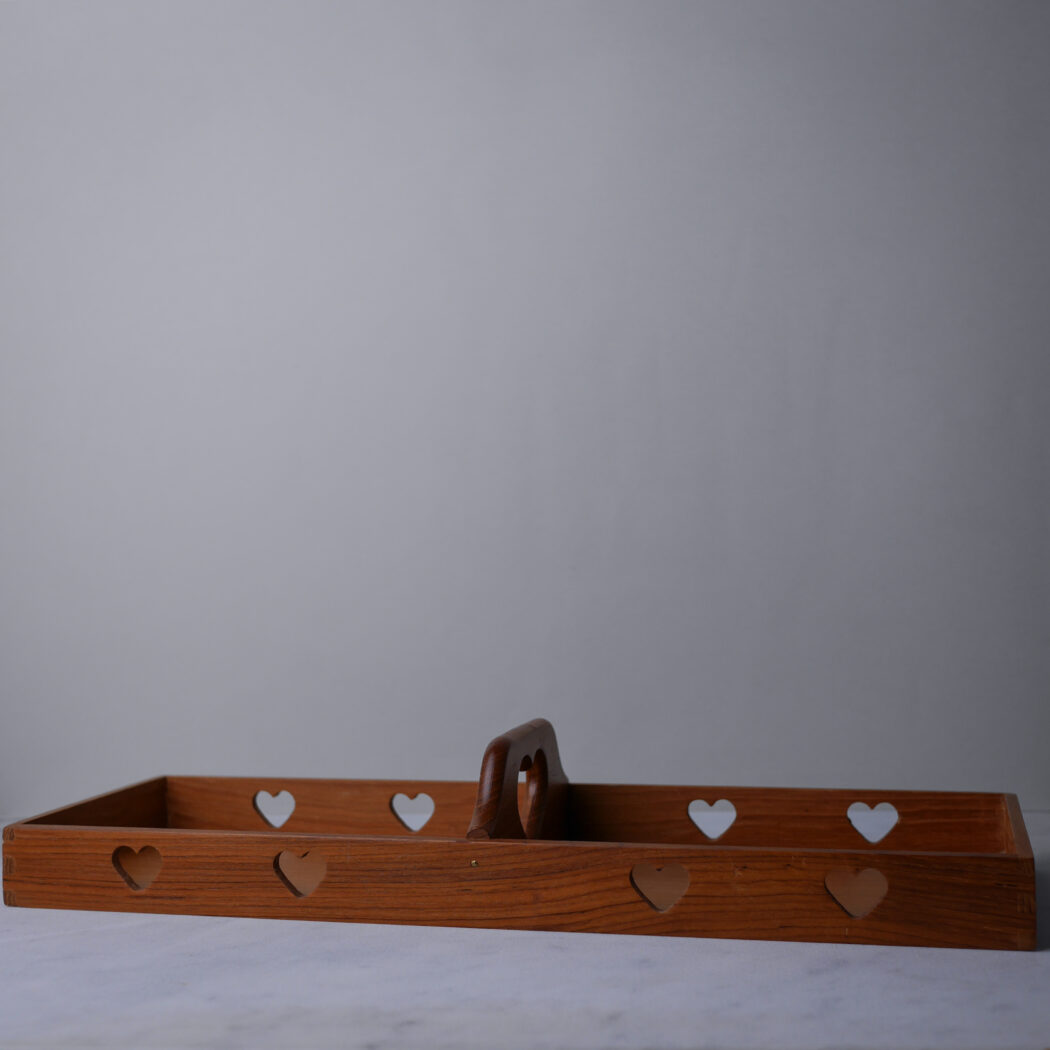 Træbakke med Udskårede Hjerter 5