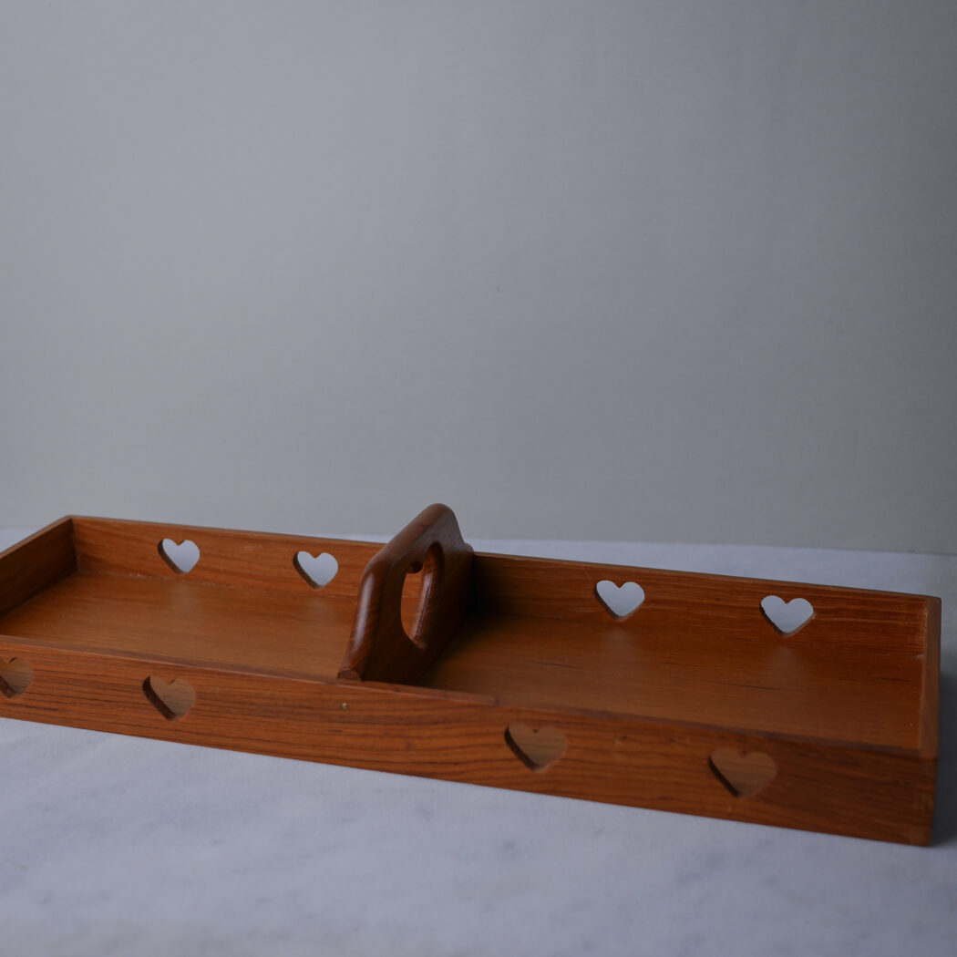 Træbakke med Udskårede Hjerter 6