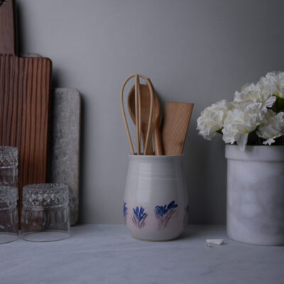Hvid Bestik Krukke med Blå & Lilla Blomster