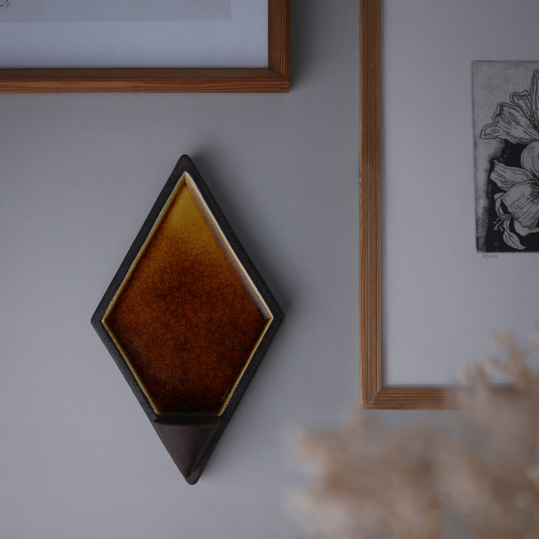 Brun & Gul Vægstage i Keramik