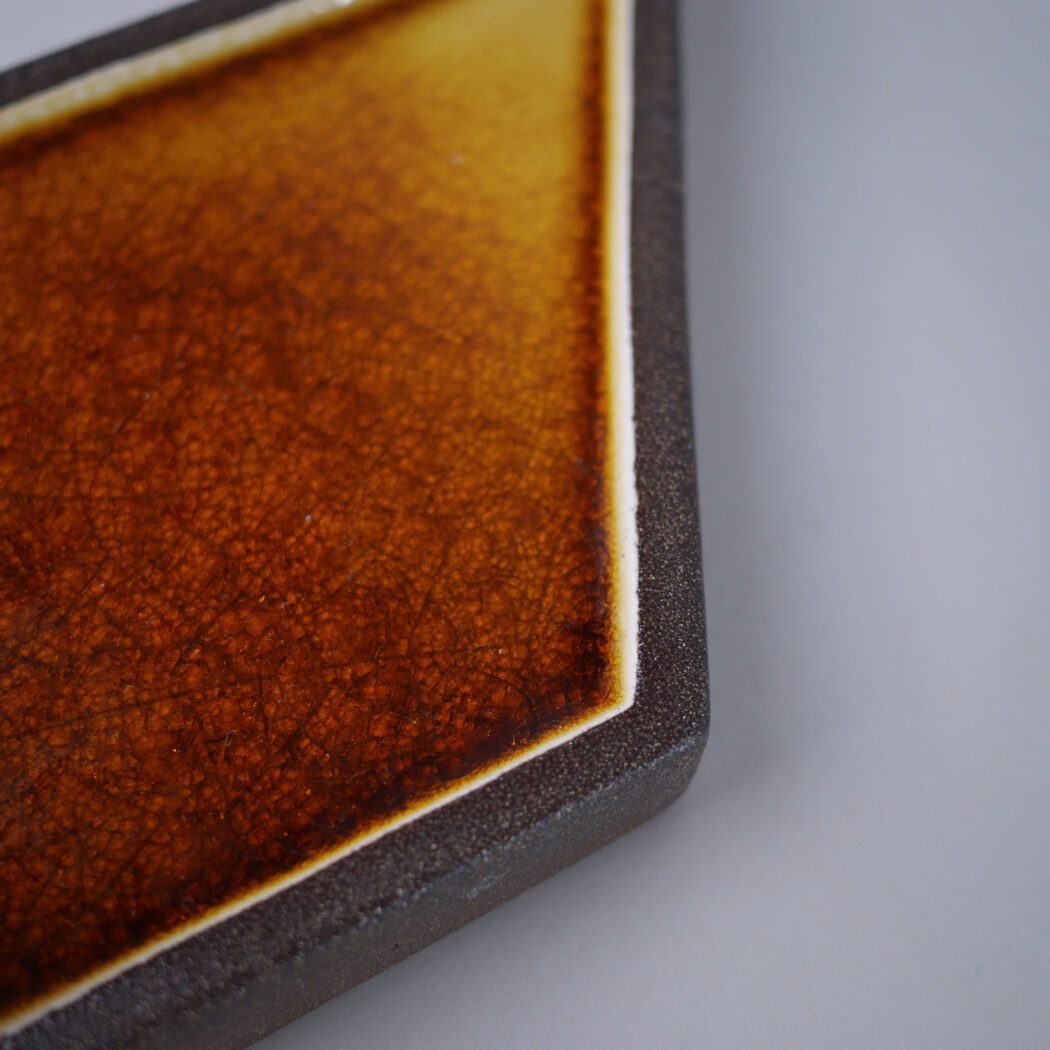 Brun & Gul Vægstage i Keramik 2