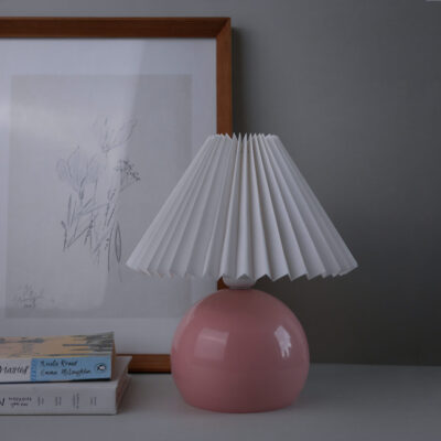 Lyserød Kuglelampe med Plisseret Skærm