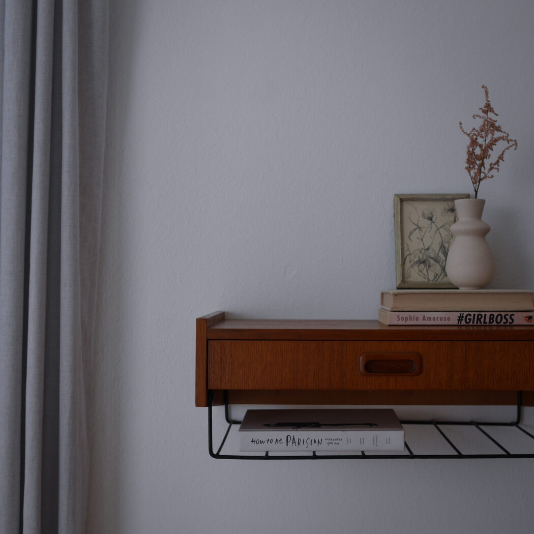 Væghængt Sengebord i Teaktræ