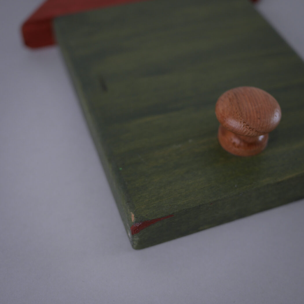 Grøn Hus Knage i Træ 4