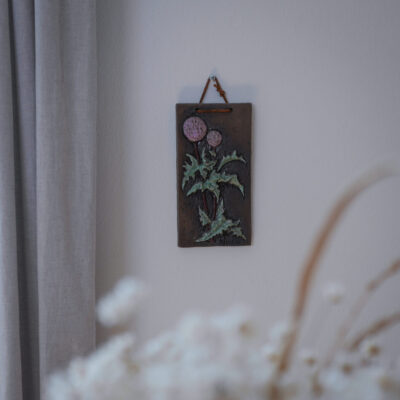Brunt Relief med Tidsel