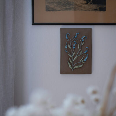 Brunt Relief med Lyseblå Blomster