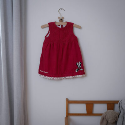 Rød H&M Fløjlskjole med Minnie Mouse
