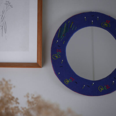 Spejl med Blå Stoframme & Broderier