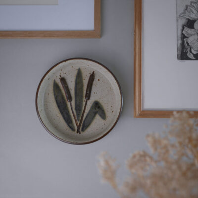 Beige Relief med Dunhamre