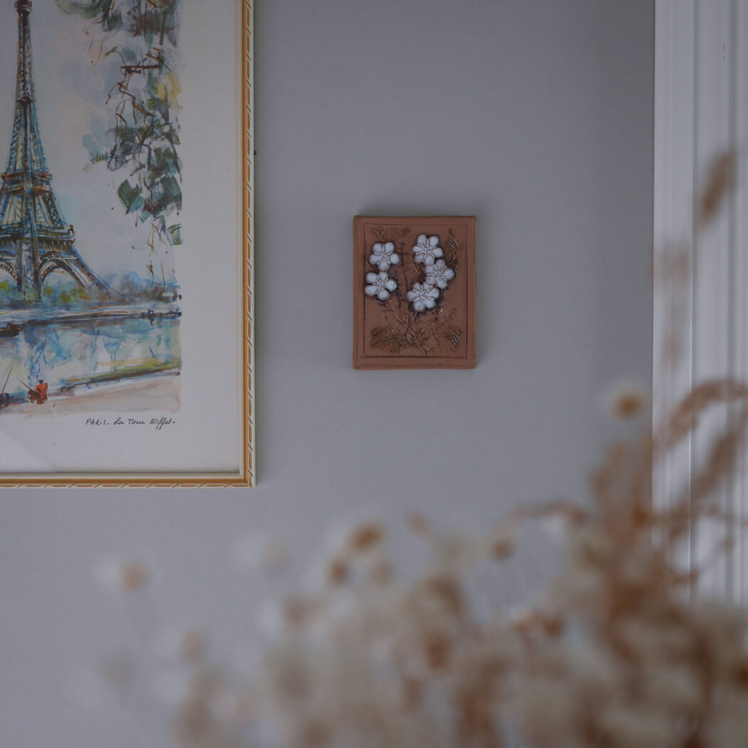 Mini Relief med Hvide Blomster