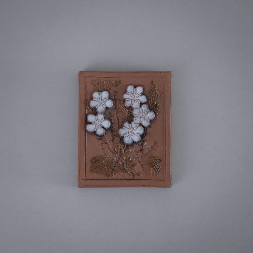 Mini Relief med Hvide Blomster 1