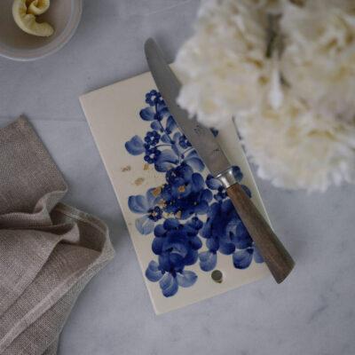 Lille Porcelæns Skærebræt med Blå Blomster