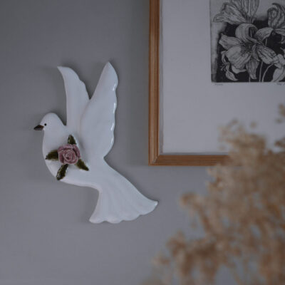 Hvid Håndlavet Due til Væggen med Blomst