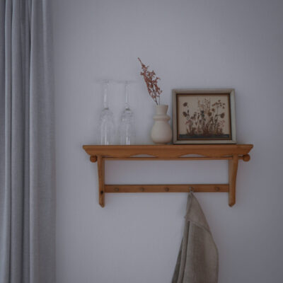 Lys Hylde med Knager & Stang til Viskestykke