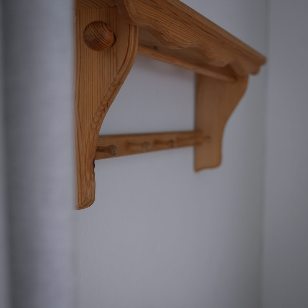 Lys Hylde med Knager & Stang til Viskestykke 6