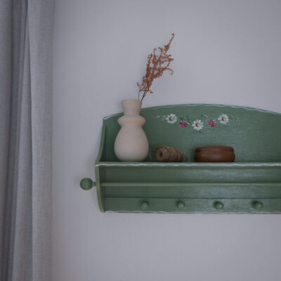 Mintgrøn Håndmalet Hylde med Knager
