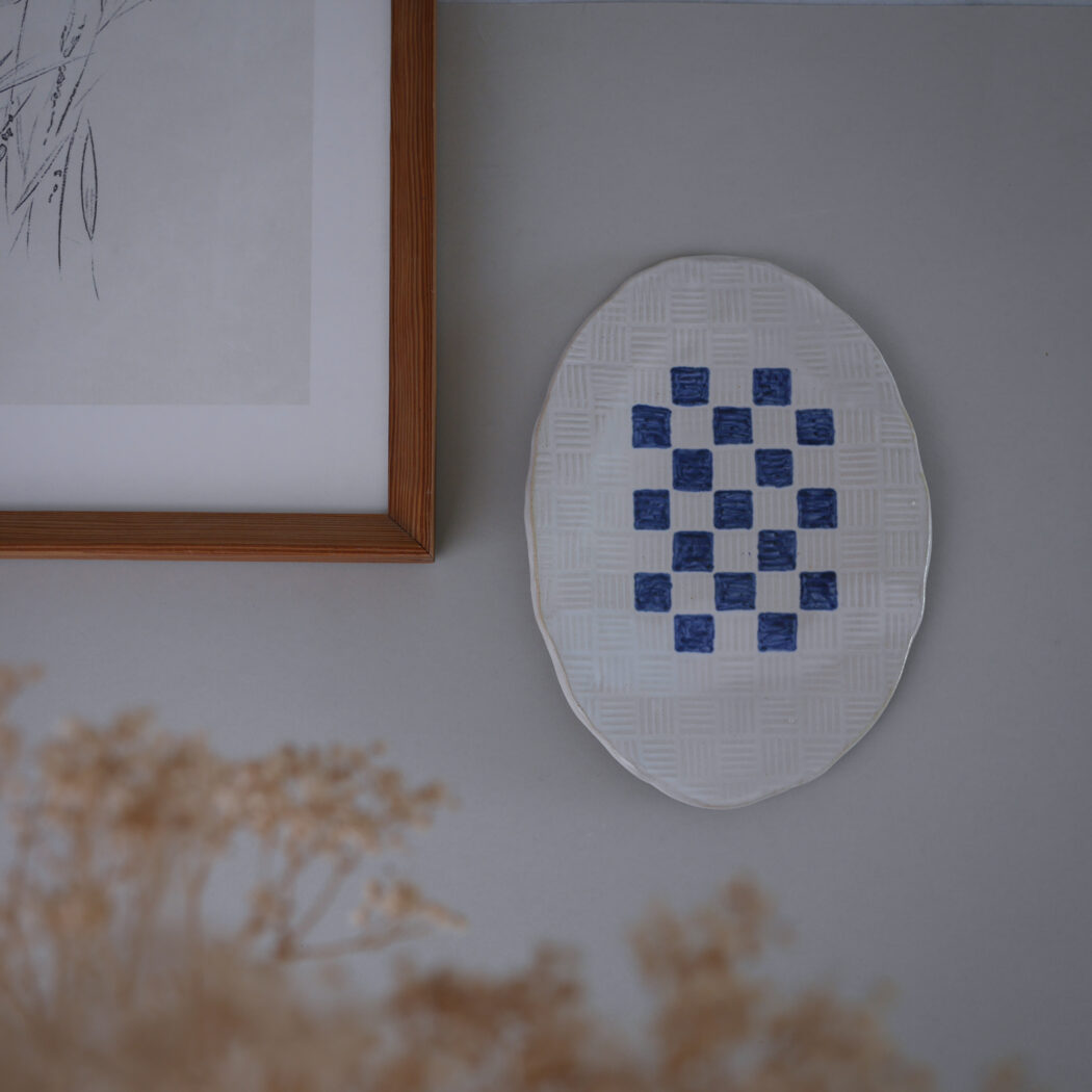 Ovalt Relief med Blå Tern