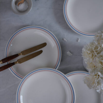 Hvide Tallerkner med Blå & Lyserød Stribe, 4 stk.