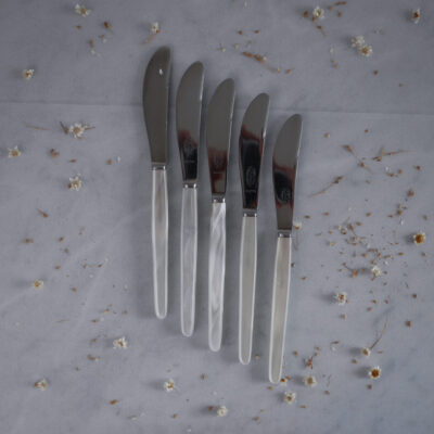 Knive med Hvide Perlemorsskafter, 5 stk.