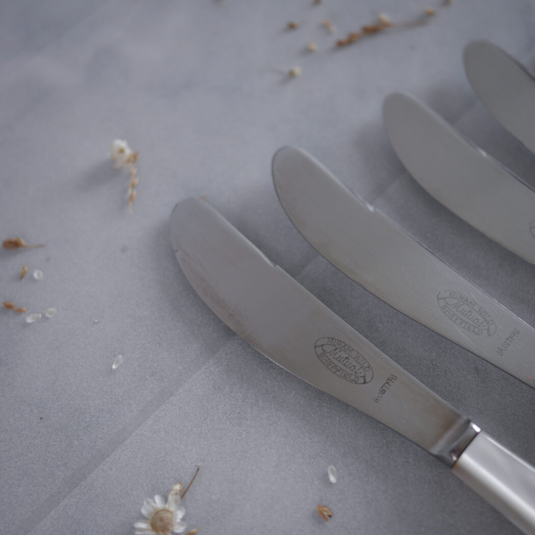 Knive med Hvide Perlemorsskafter, 5 stk. 1