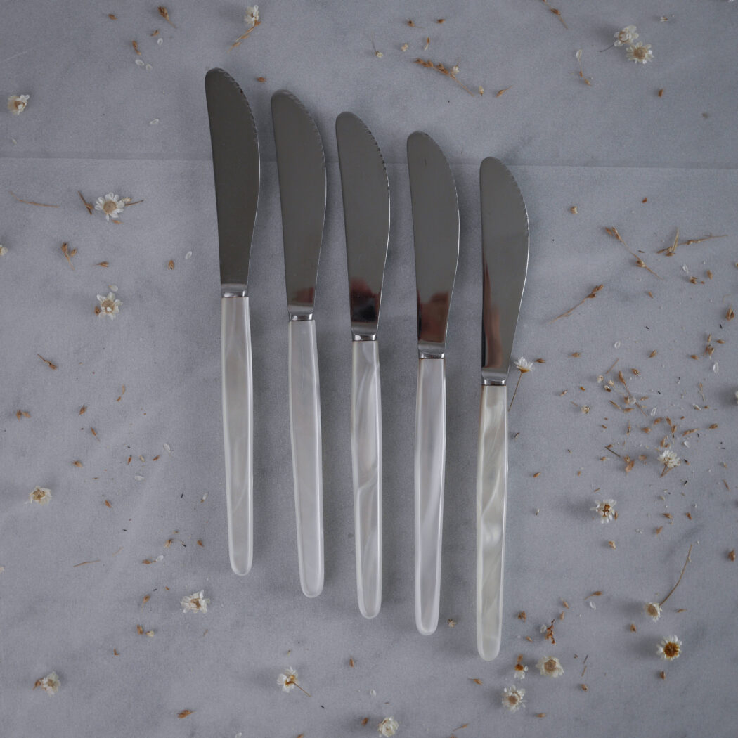 Knive med Hvide Perlemorsskafter, 5 stk. 5