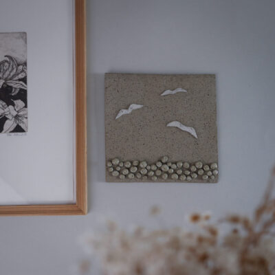 Beige Relief med Hvide Fugle