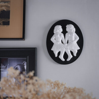 Relief med To Kvinder