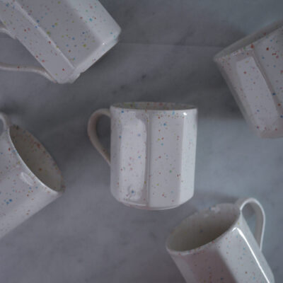 Hvidt Krus med Confetti Prikker