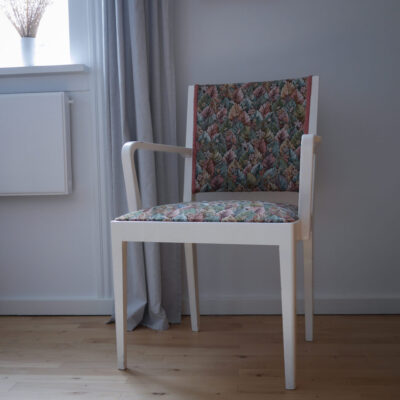 Hvid Stol med Broderet Sæde