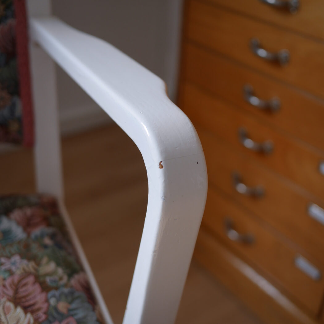 Hvid Stol med Broderet Sæde 4